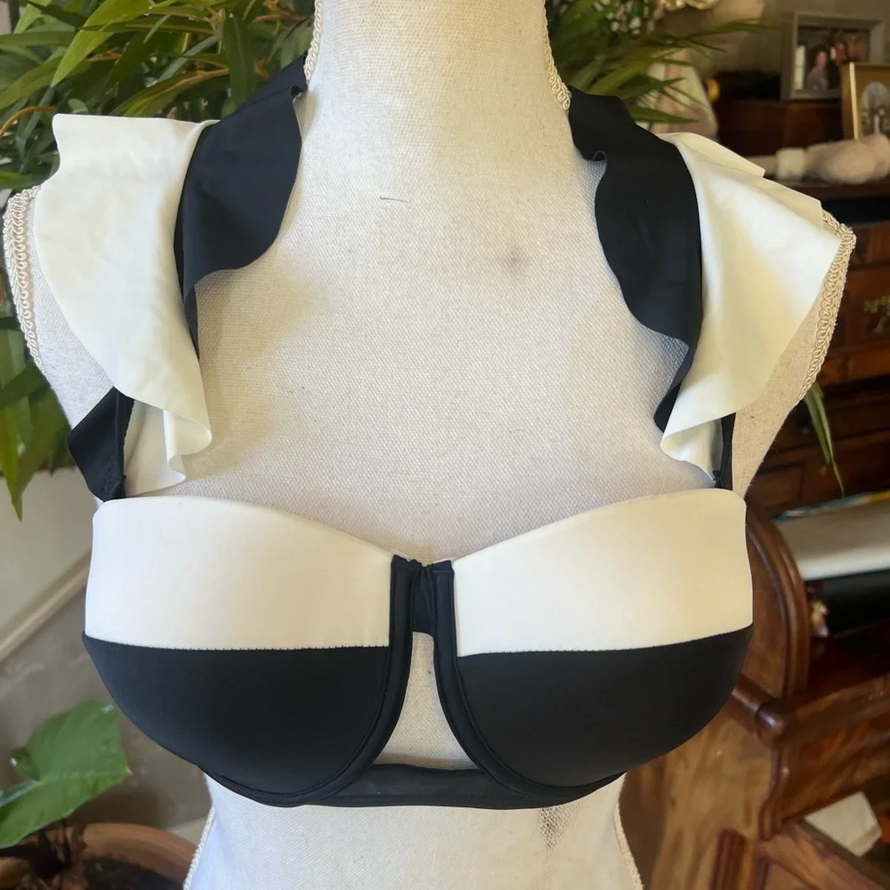 Ladies size Medium NWOT swim suit top black and white. Adorable
